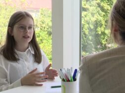 12-летняя Александра из Украины удивила посла Китая в Латвии своим знанием китайского языка
